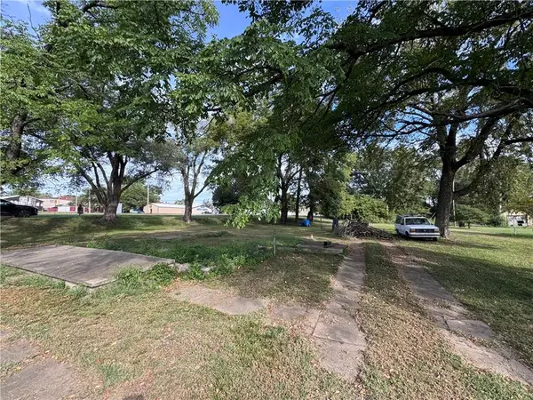 201 E 7th Avenue, Garnett, KS 66032