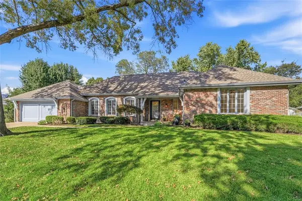 7816 W 100th Place, Overland Park, KS 66212