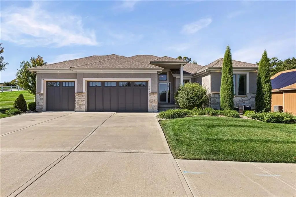 5866 S National Drive, Parkville, MO 64152 - #1