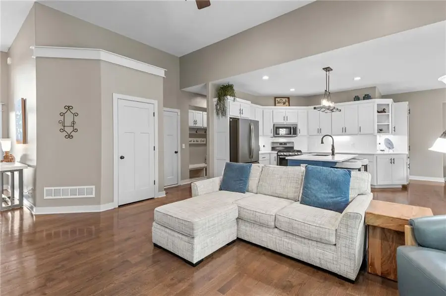 5866 S National Drive, Parkville, MO 64152 - #3