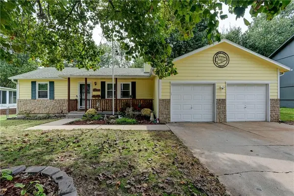 1823 NE Mckee Lane, Lee's Summit, MO 64086