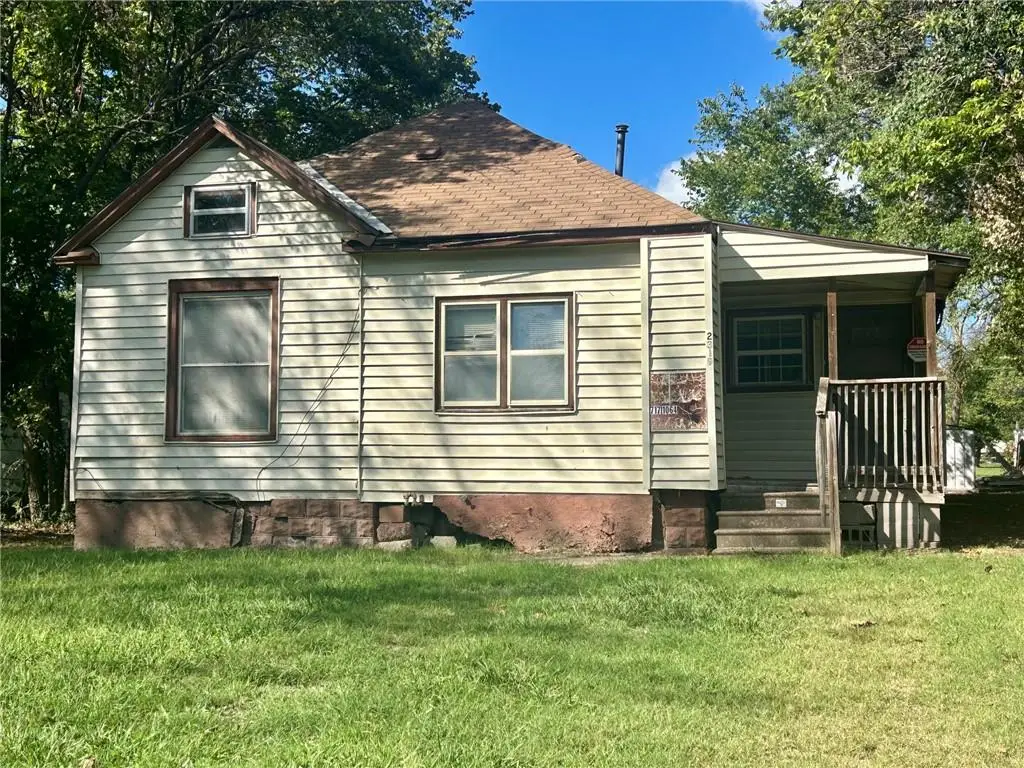 2319 Appleton Avenue, Parsons, KS 67357 - #1