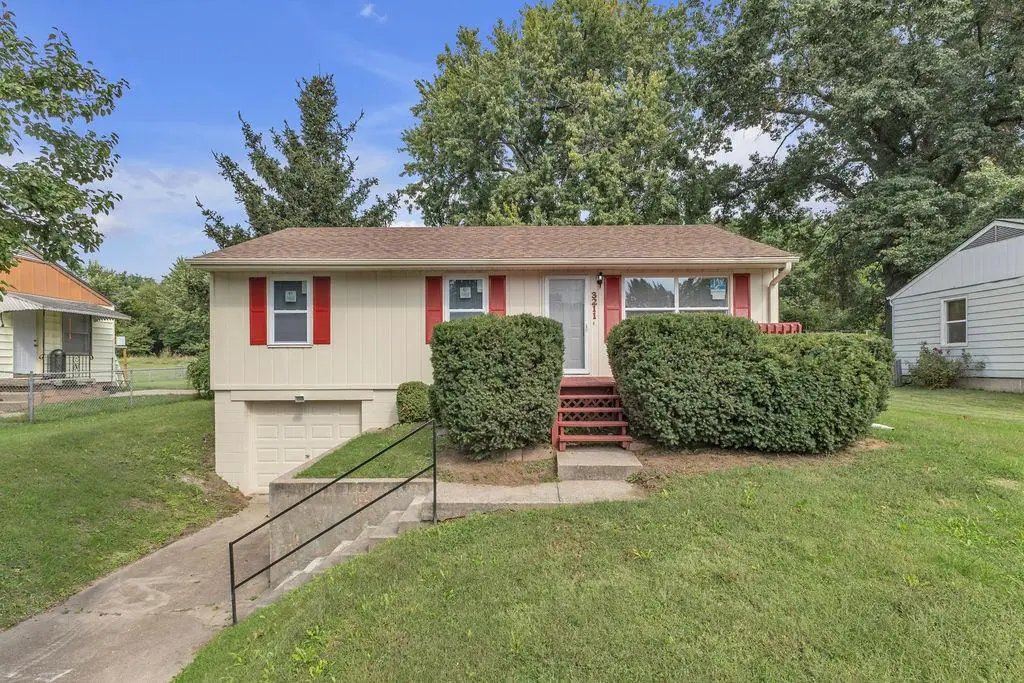 3211 Mark Twain Drive, Saint Joseph, MO 64501 - #1