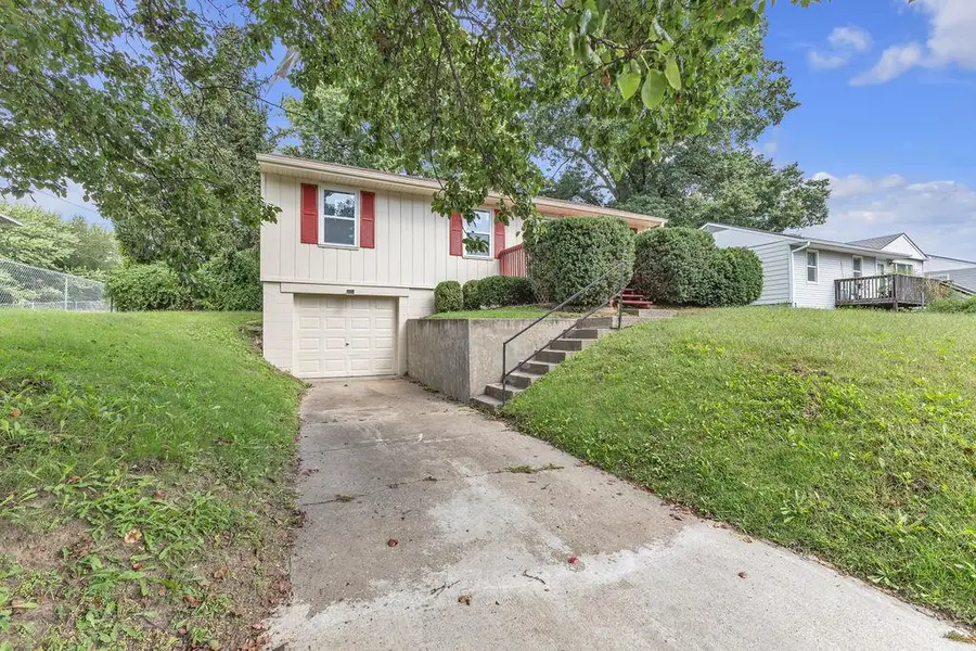 3211 Mark Twain Drive, Saint Joseph, MO 64501 - #3