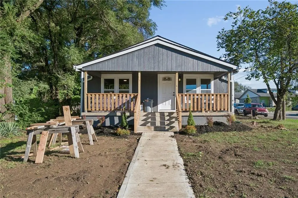 139 E 3rd Street, Tonganoxie, KS 66086 - #1