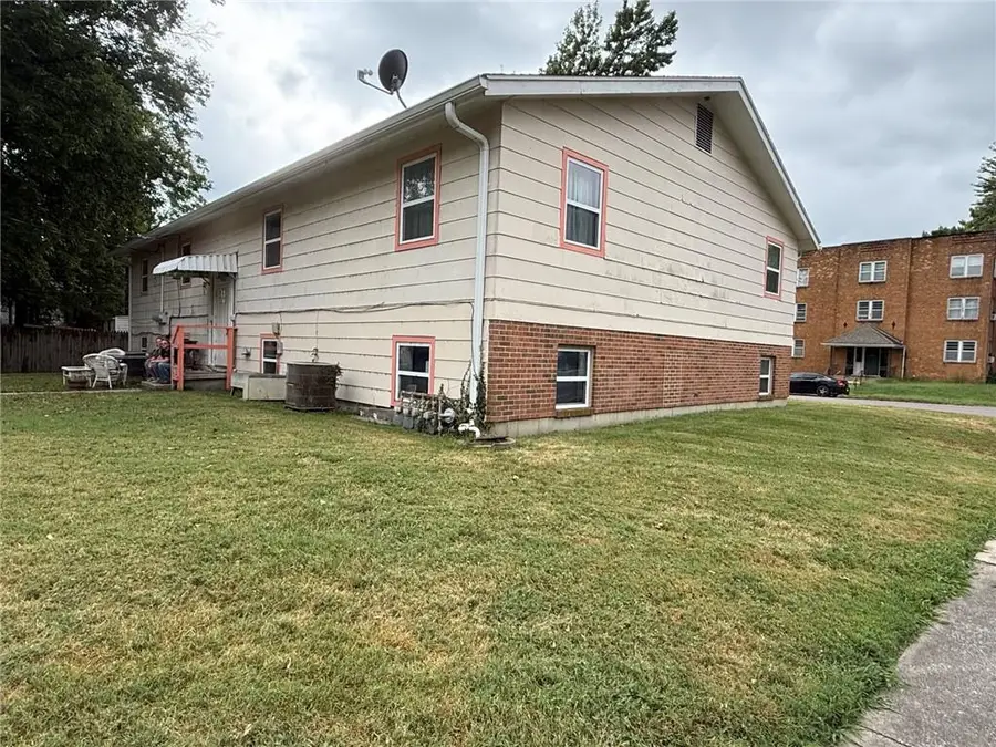 1301 S Ohio Avenue, Sedalia, MO 65301 - #2