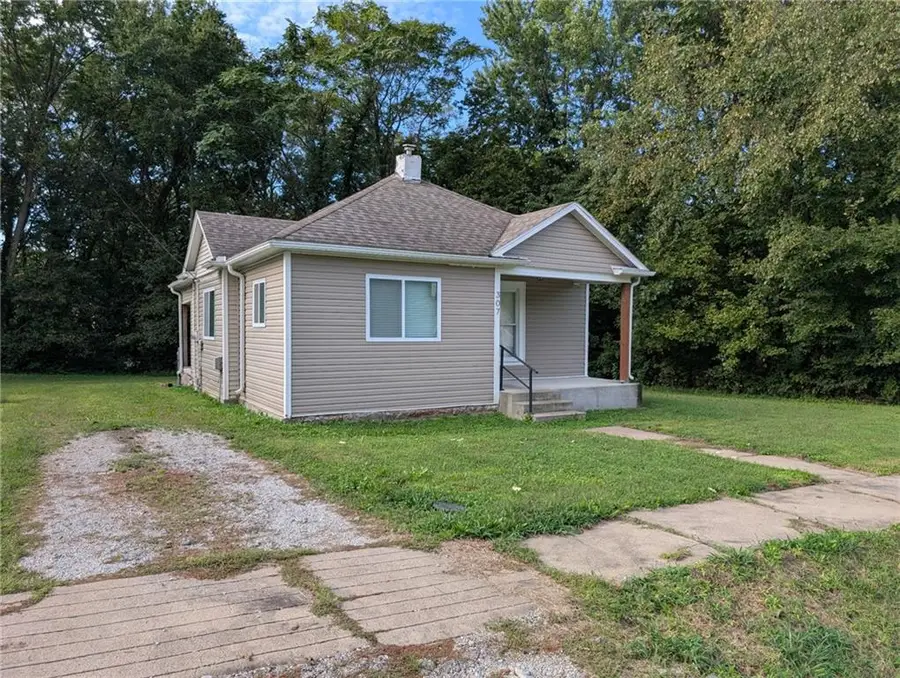 307 E Black Diamond Street, Richmond, MO 64085 - #2