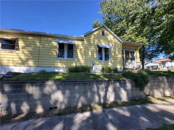 2002 N 3rd Street, St Joseph, MO 64505