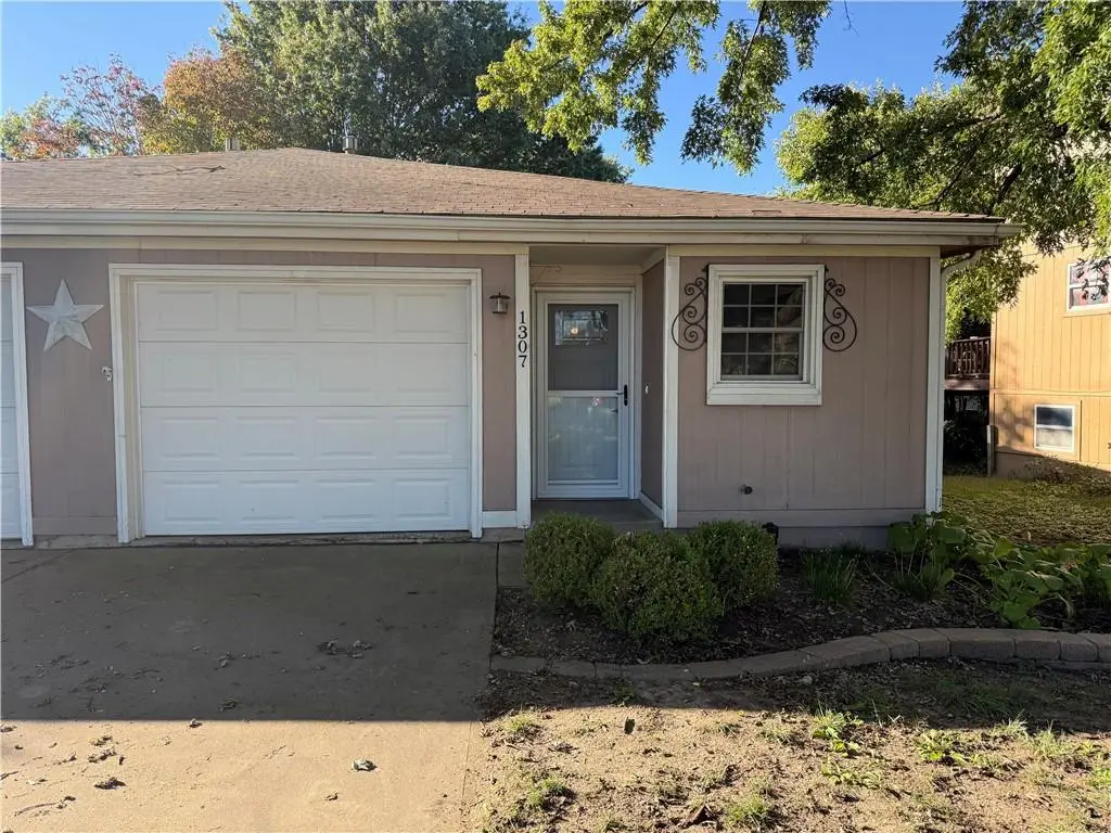 1307 N Ridge Parkway, Olathe, KS 66061 - #1