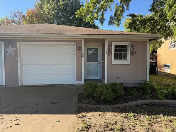 1307 N Ridge Parkway, Olathe, KS 66061