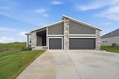 1600 SW 9th Street, Oak Grove, MO 64075