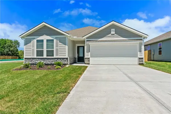 4004 NE Apple Grove Drive, Lee's Summit, MO 64064