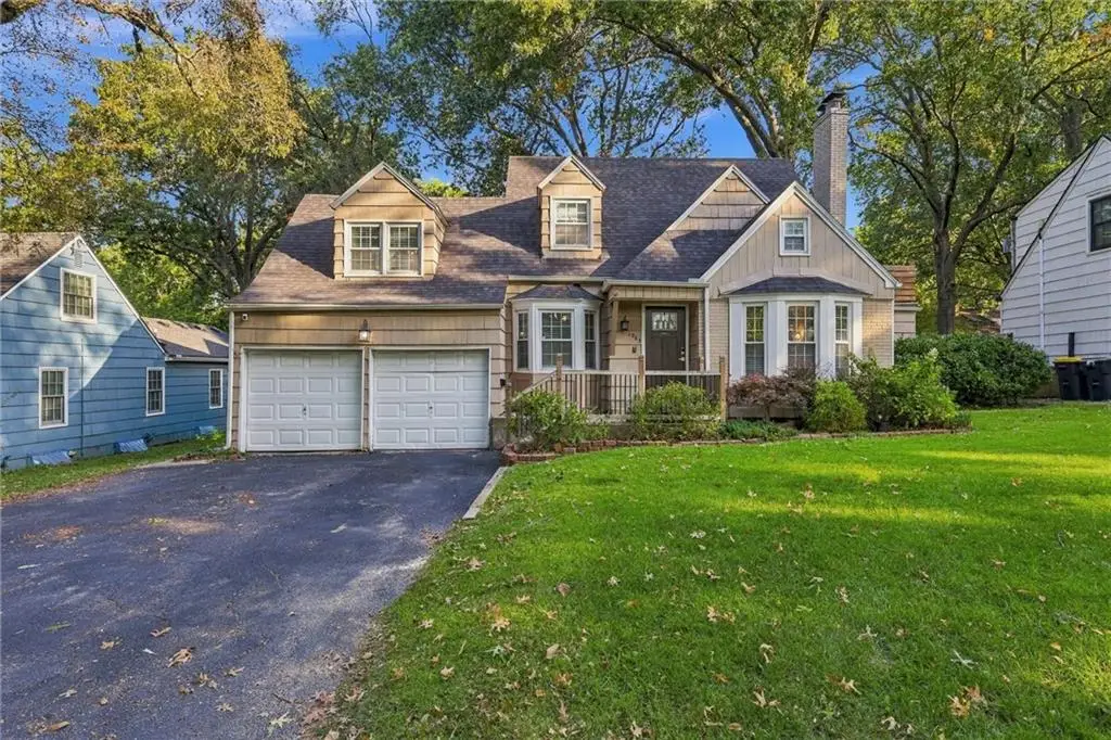 1264 W Gregory Boulevard, Kansas City, MO 64114 - #1