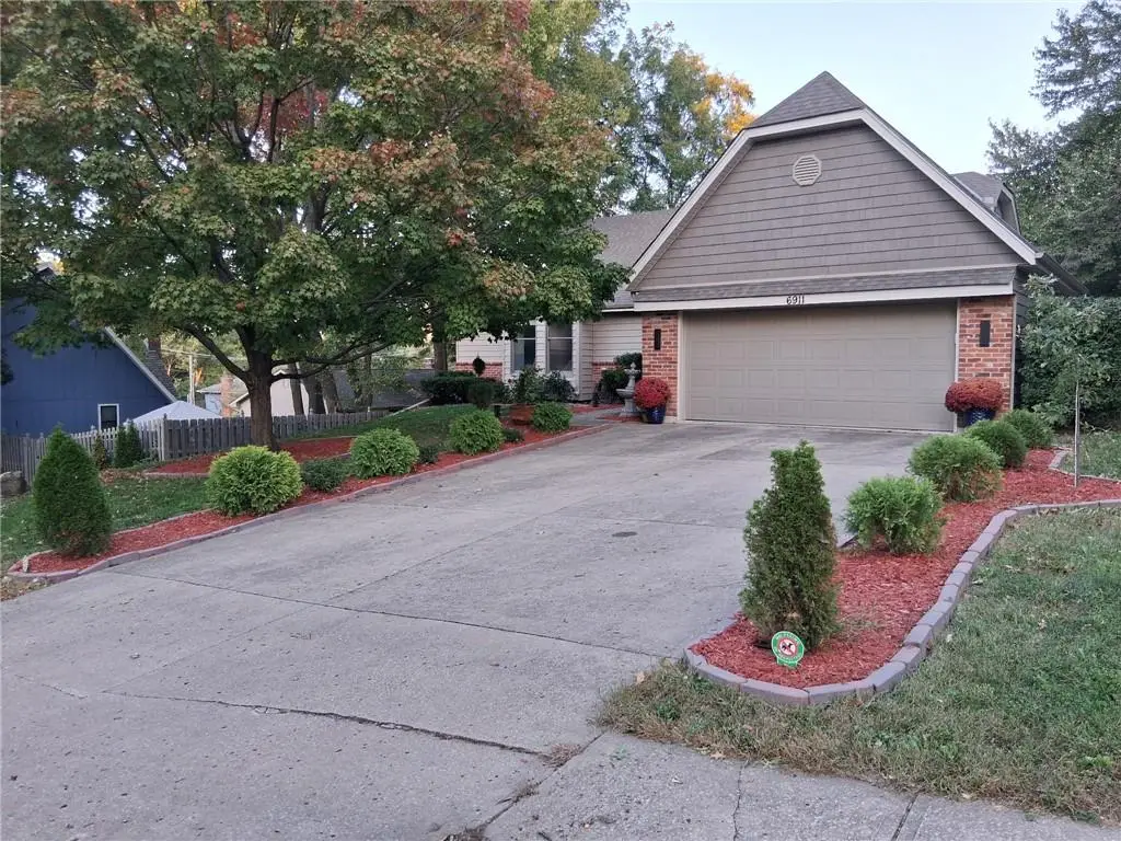 6911 N Flora Avenue, Gladstone, MO 64118 - #1