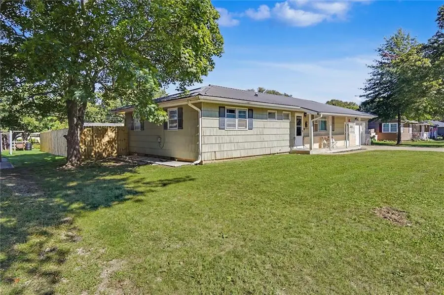 315 E Monroe Avenue, Garnett, KS 66032 - #3
