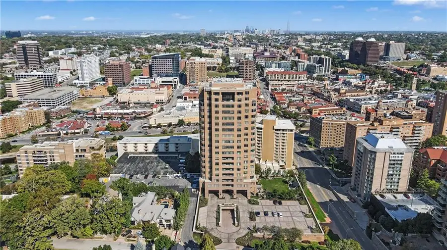 400 W 49th Terrace #2052, Kansas City, MO 64112 - #2