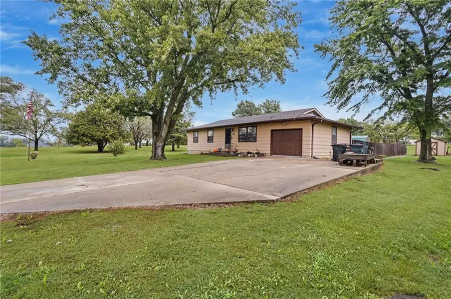 112 S Lawrence Avenue, Scranton, KS 66537 - #2
