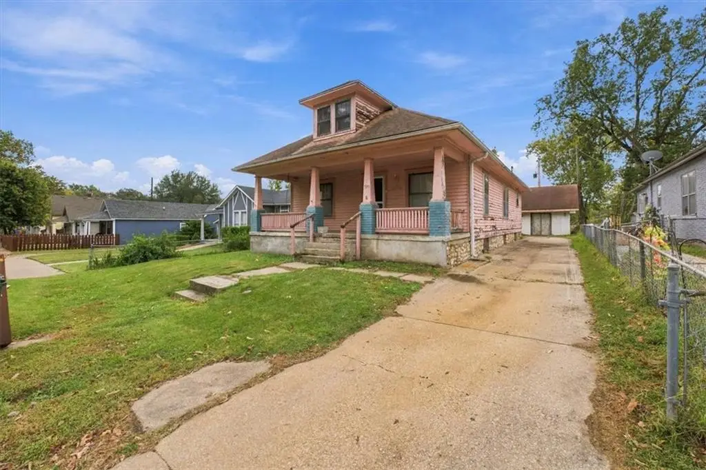 925 Pottawatomie Street, Leavenworth, KS 66048 - #1