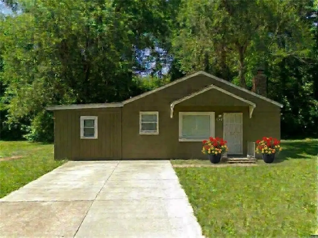 2107 E 77th Terrace, Kansas City, MO 64132 - #1