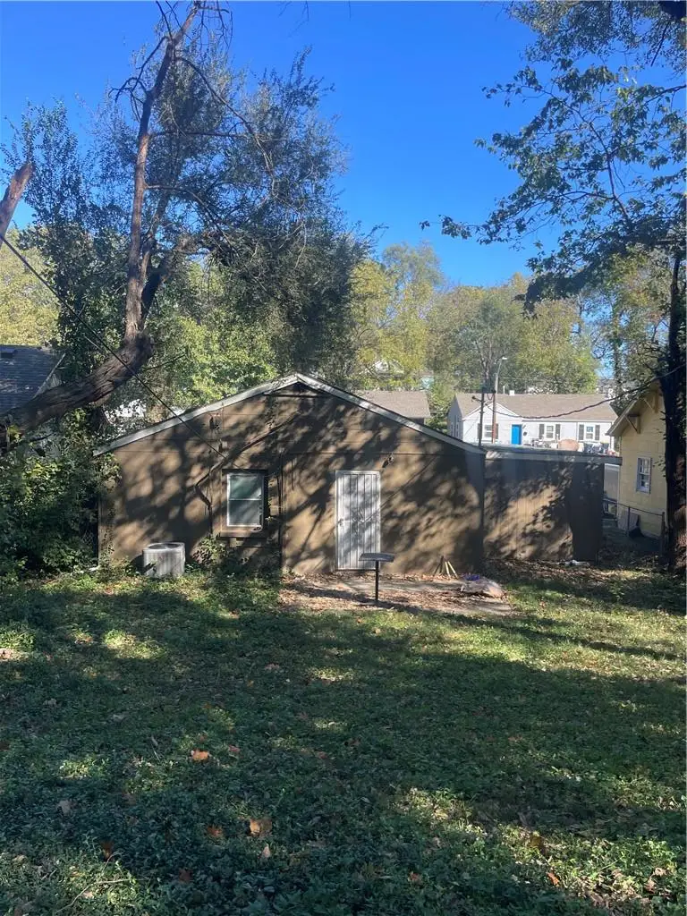 2107 E 77th Terrace, Kansas City, MO 64132 - #2