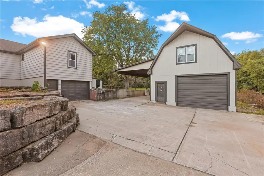 2712 S Sante Fe Road, Independence, MO 64052 - #2