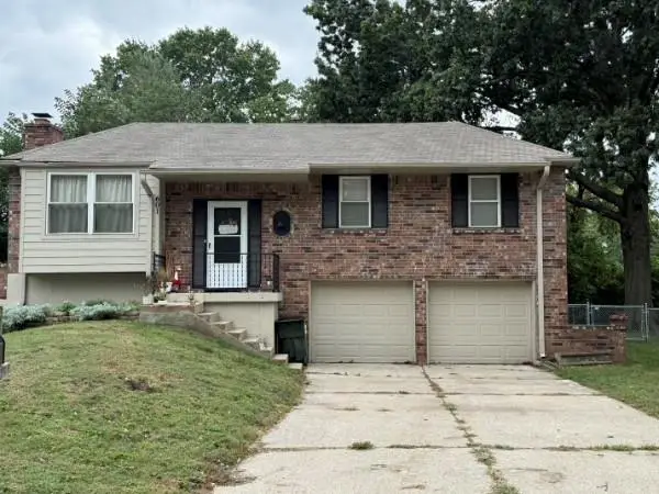 601 NW Buckingham Place, Blue Springs, MO 64115