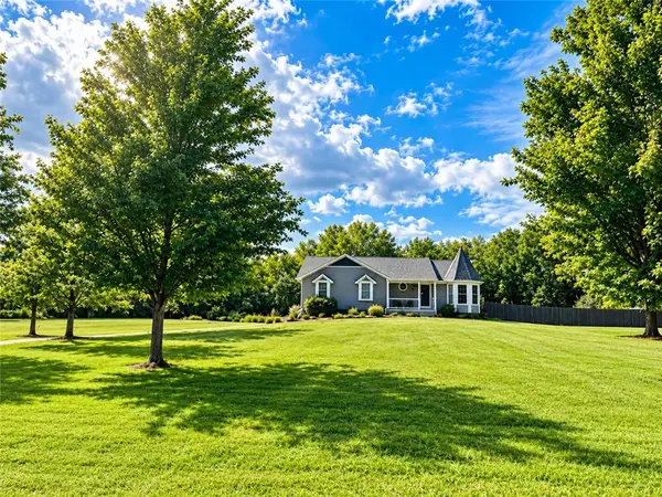24112 S Tanaine Lane, Peculiar, MO 64078