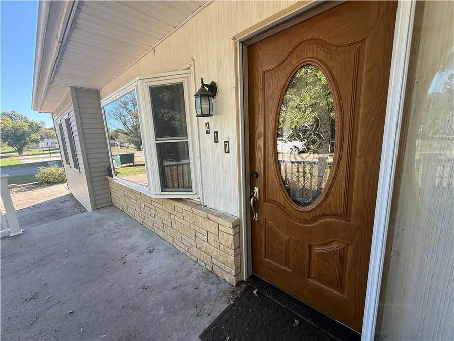 417 Cheyenne Avenue, Hiawatha, KS 66434 - #2