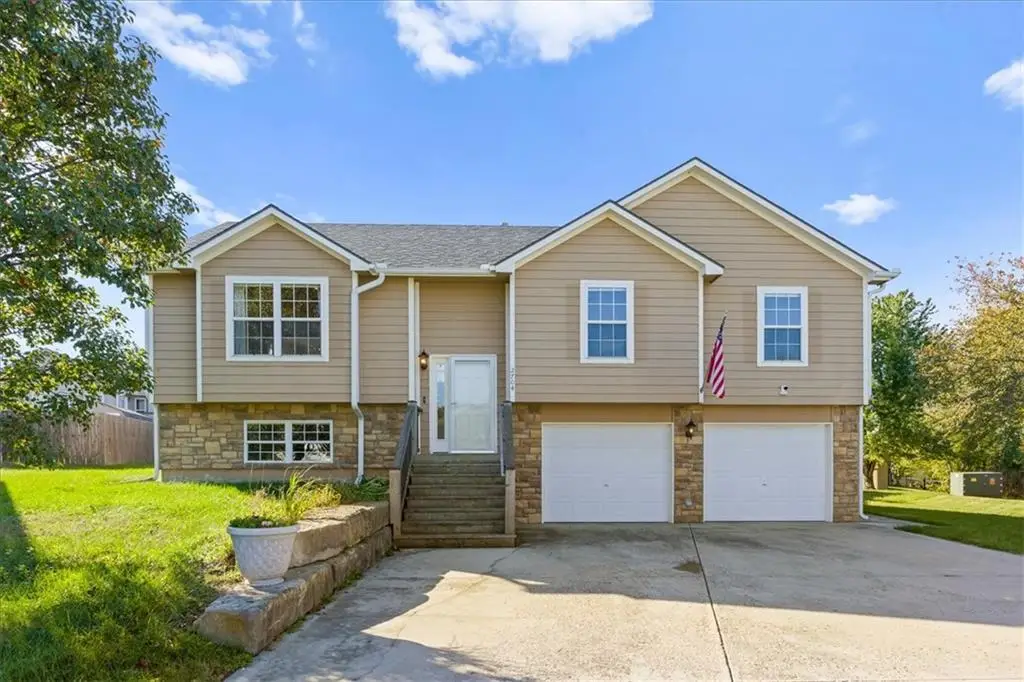 2704 E Hickory Court, Tonganoxie, KS 66086 - #1