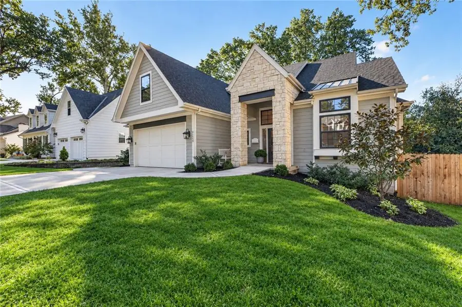 7132 Cherokee Drive, Prairie Village, KS 66208 - #2