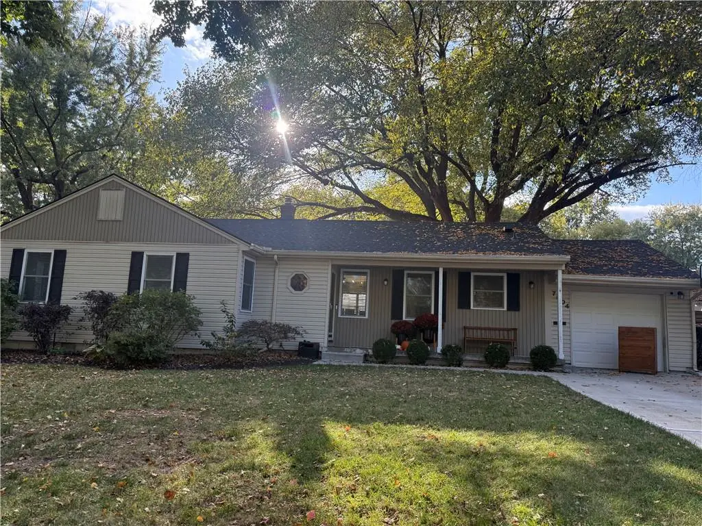 7604 Mohawk Drive, Prairie Village, KS 66208 - #1