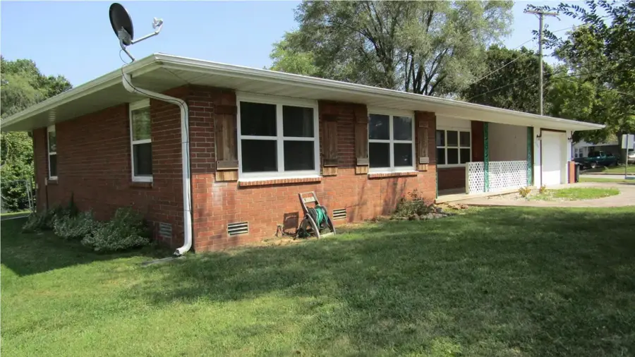 1303 E Division Street, Bolivar, MO 65613 - Image #2