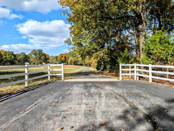 10087 E Farm Road 104, Strafford, MO 65757