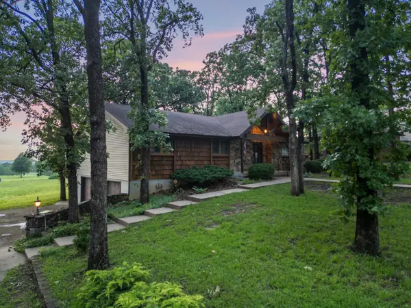 1004 White Oak Drive, El Dorado Springs, MO 64744