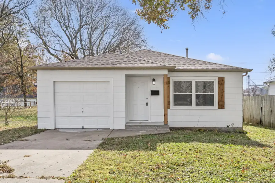 304 E Cofield Street, Aurora, MO 65605 - Image #2