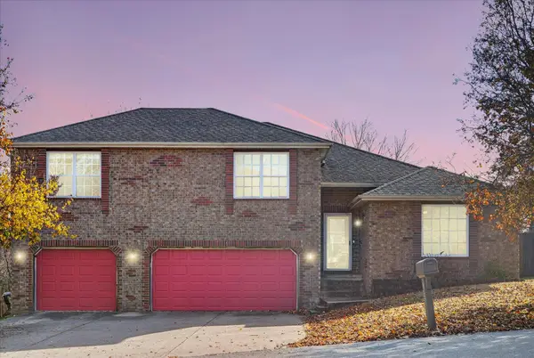 1518 W Coach House Court, Nixa, MO 65714