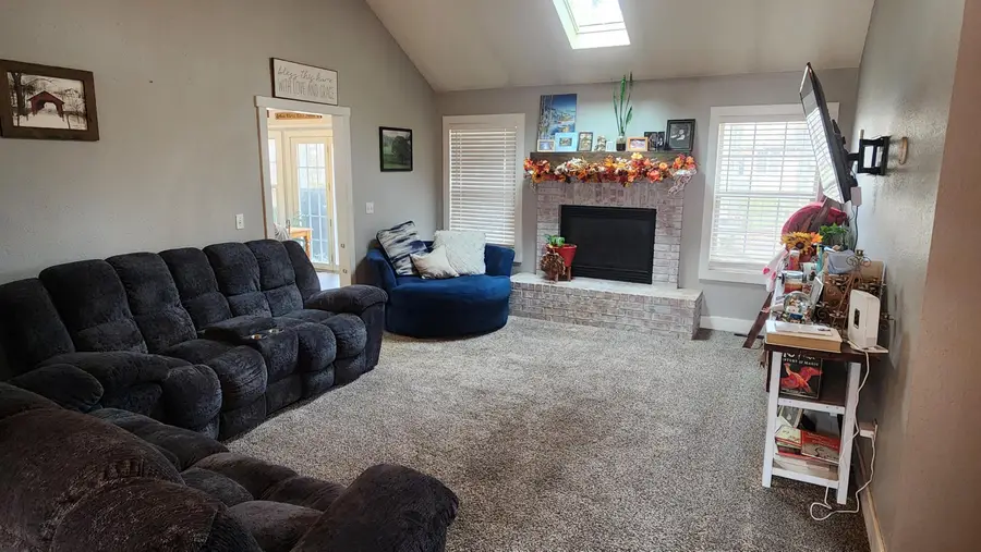 1019 E Daniels Street, Aurora, MO 65605 - Image #2