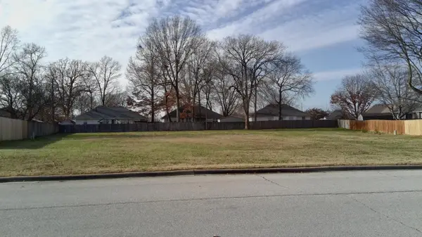 2721 S Timbercreek Avenue, Springfield, MO 65807