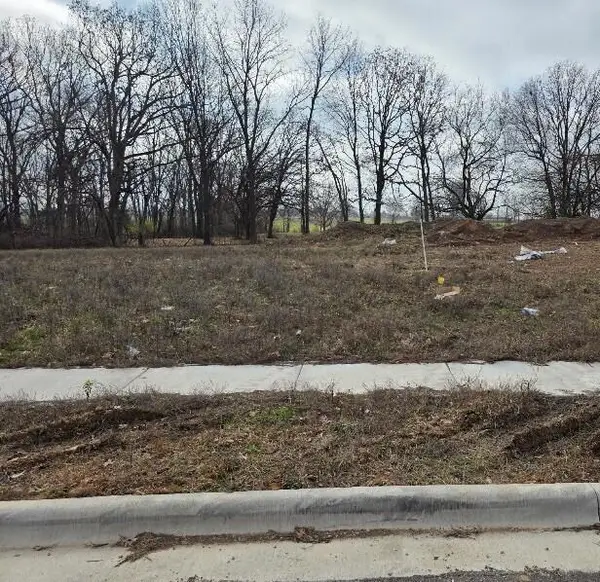 670 W Brook Hollow Road, Nixa, MO 65714