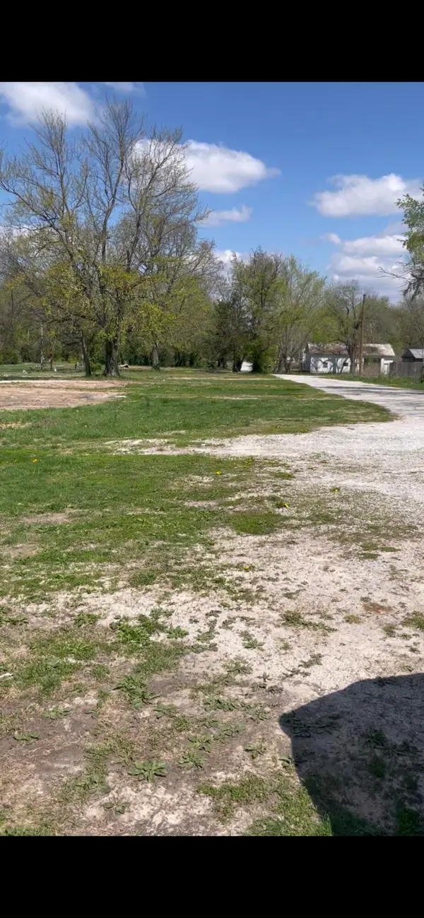 301-373 Oak Avenue S, Sparta, MO 65753