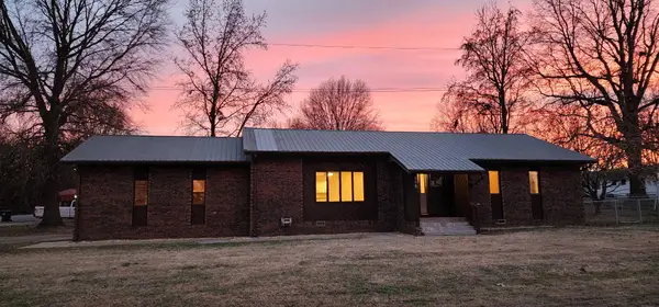 806 E Springfield Street, Aurora, MO 65605