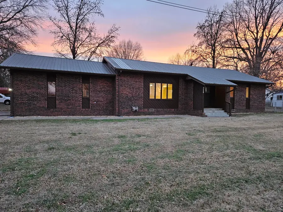 806 E Springfield Street, Aurora, MO 65605 - Image #2