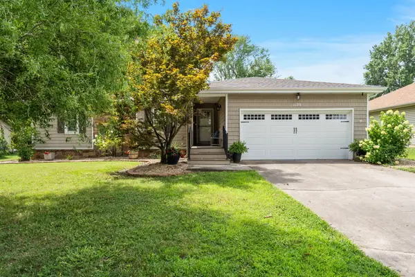 1120 E Oak Tree Lane, Springfield, MO 65810