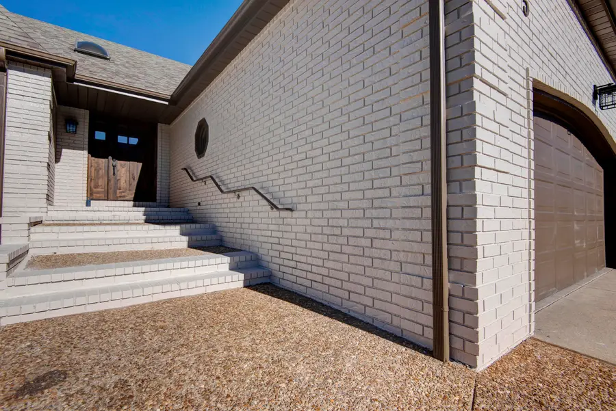 805 W Briarwood Lane, Nixa, MO 65714 - #2