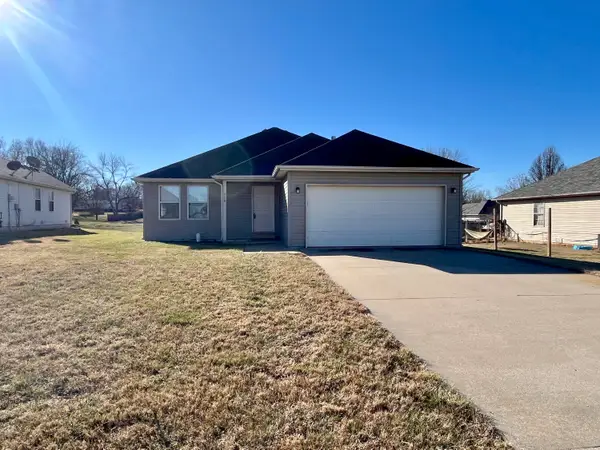 330 W Summit Street, Aurora, MO 65605