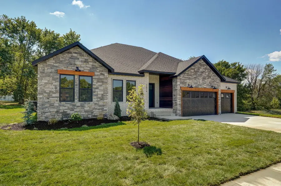 1676 E Cobblestone Drive, Ozark, MO 65721 - Image #3
