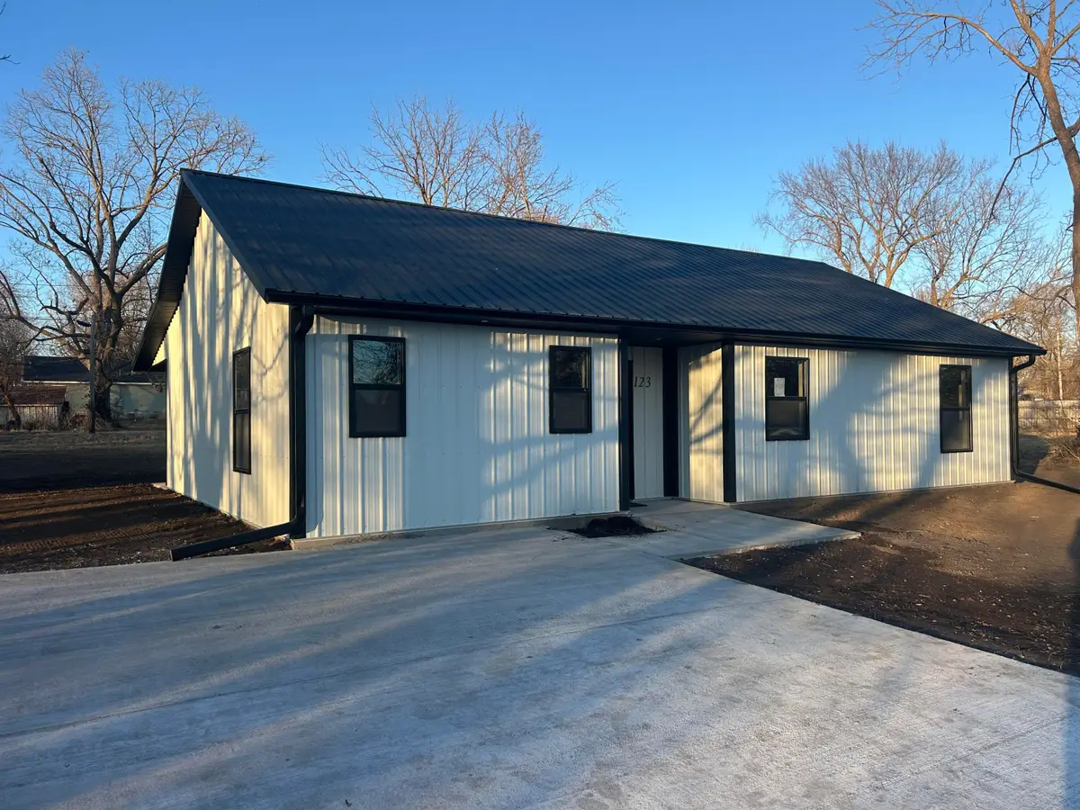 123 W Cofield Street, Aurora, MO 65605 - Image #1