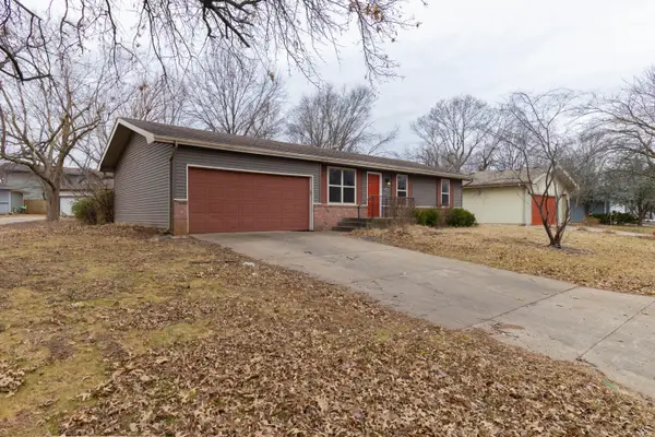 1020 E Guinevere Street, Springfield, MO 65807