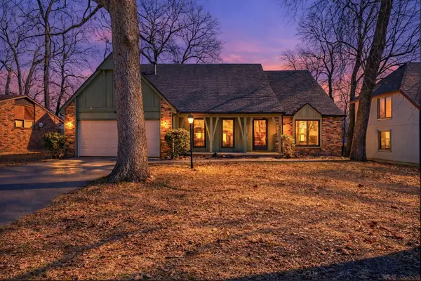 2104 S Hillcrest Avenue, Springfield, MO 65807