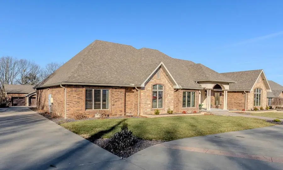 1035 N Oakland Avenue, Bolivar, MO 65613 - #2